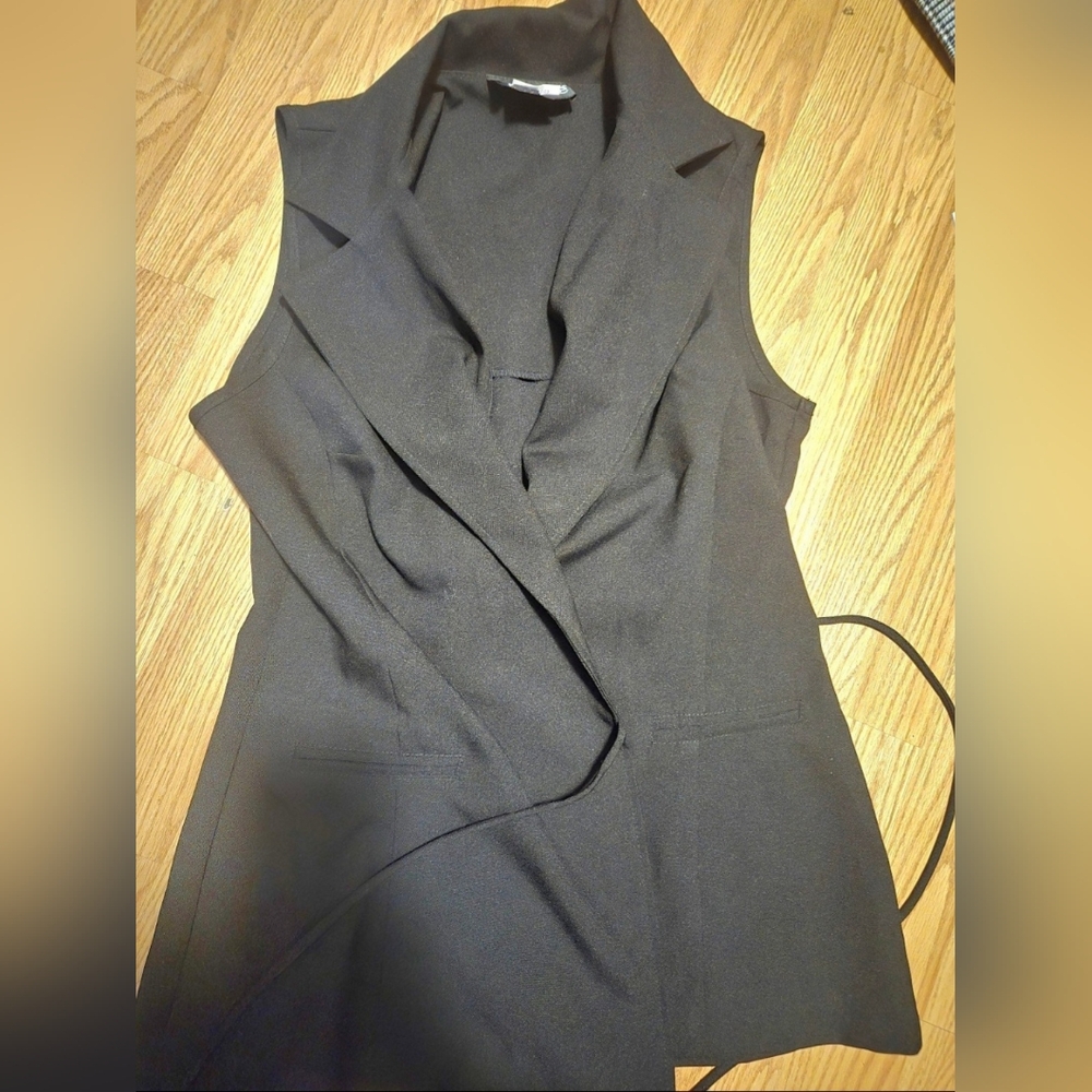 black sleeveless vest